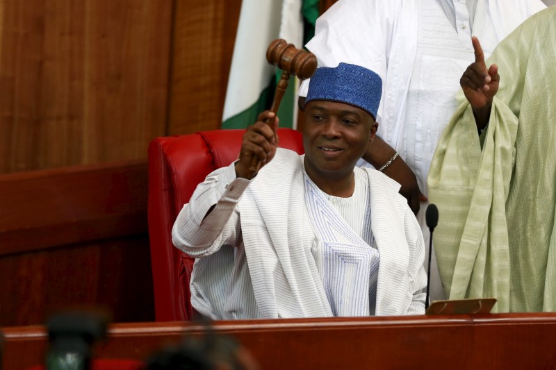 © Reuters. Bukola Saraki raises the gavel after he was elected as the senate president of the 8th Nigeria Assembly in Abuja