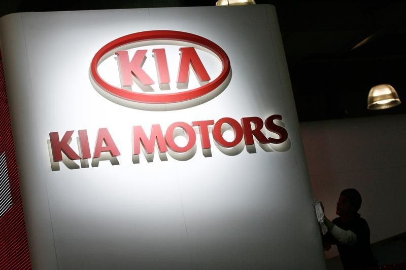 © Reuters. Логотип Kia Motors на автосалоне в Нью-Йорке