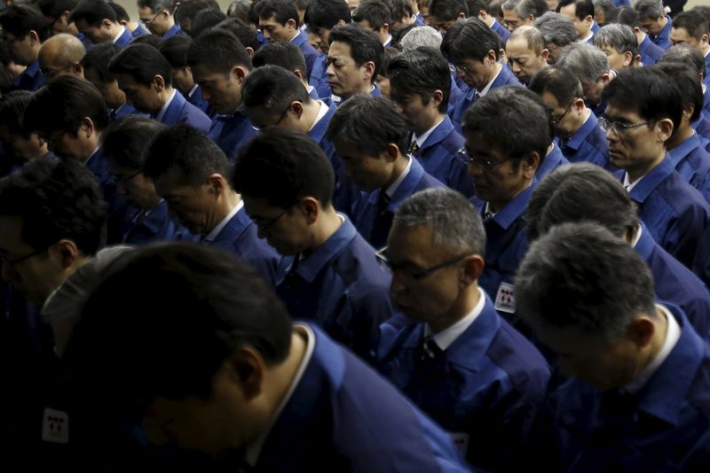 © Reuters. Funcionários de empresa japonesa durante minuto de silêncio às milhares de pessoas que perderam as vidas em um grande terremoto seguido de tsunami cinco anos atrás