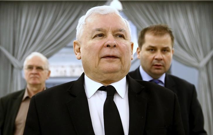 © Reuters. Jaroslaw Kaczynski (C), leader of the ruling Law and Justice (PiS) party, attends a Parliament session in Warsaw