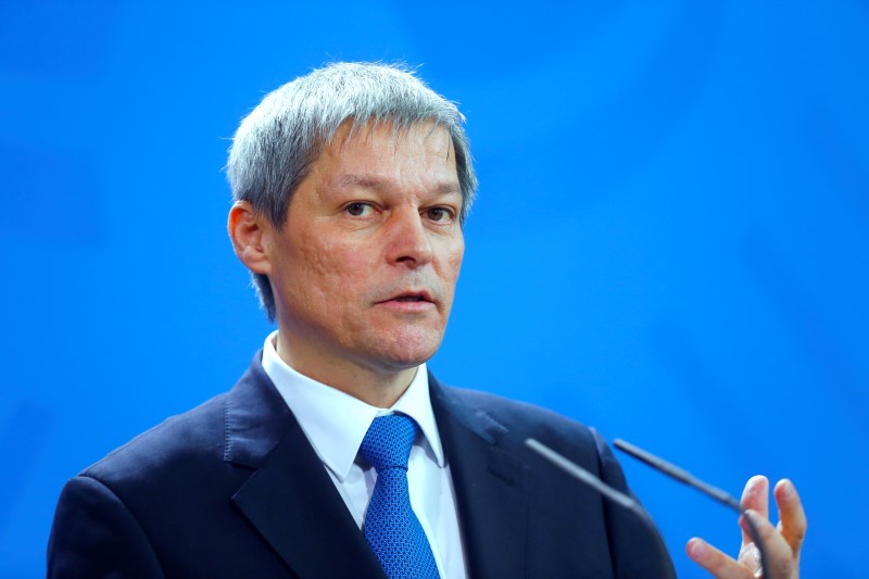 © Reuters. Romania's Prime Minister Ciolos addresses news conference in Berlin