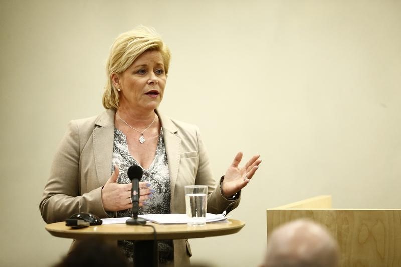 © Reuters. Norway's Finance Minister Jensen presents a parliamentary report on the Norwegian Pension fund in Oslo