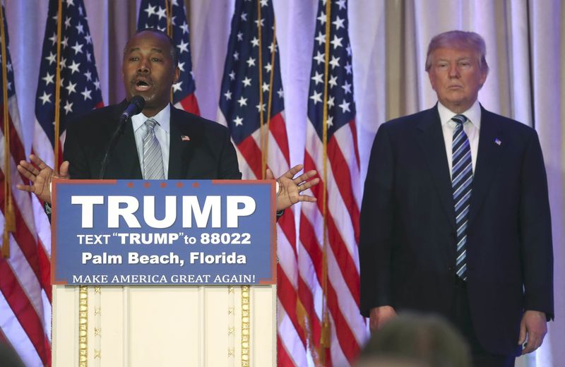 © Reuters. Ex-concorrente republicano Ben Carson durante discurso ao lado do pré-candidato Donald Trump, na Flórida