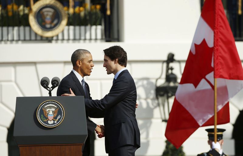 © Reuters. U.S. President Obama shakes hands with Canadian Prime Minister Trudeau during arrival ceremony at the White House in Washington