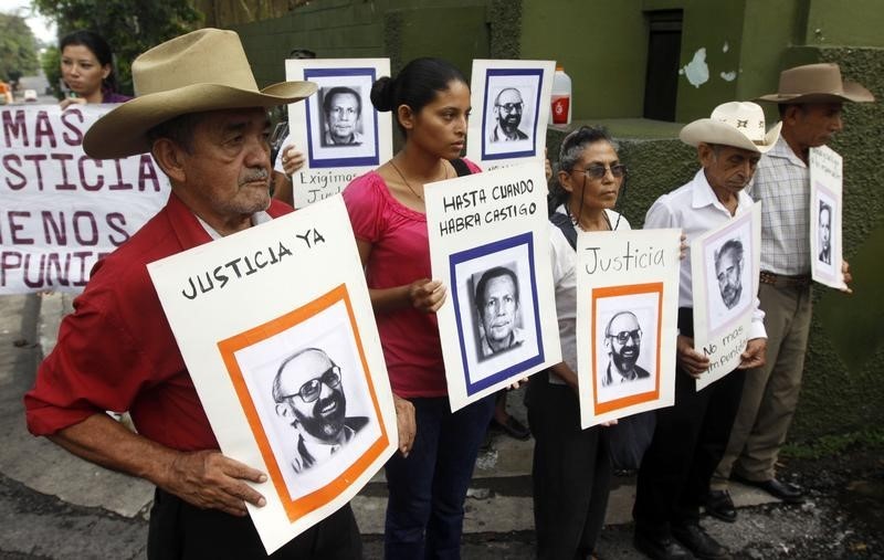 © Reuters. España pedirá extradición de 4 salvadoreños por muerte de jesuitas españoles