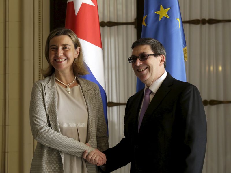 © Reuters. Cuba y la Unión Europea firman un acuerdo para normalizar relaciones