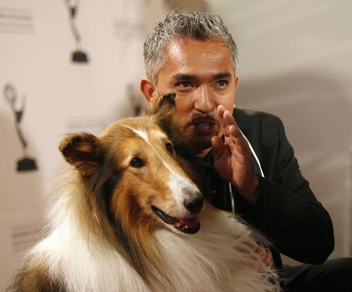 © Reuters. Cesar Millan com Lassie durante premiação em Los Angeles