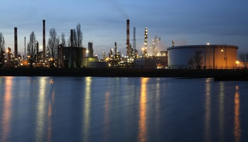 © Reuters. النفط يغلق مرتفعا مدعوما بتوقعات من وكالة الطاقة الدولية