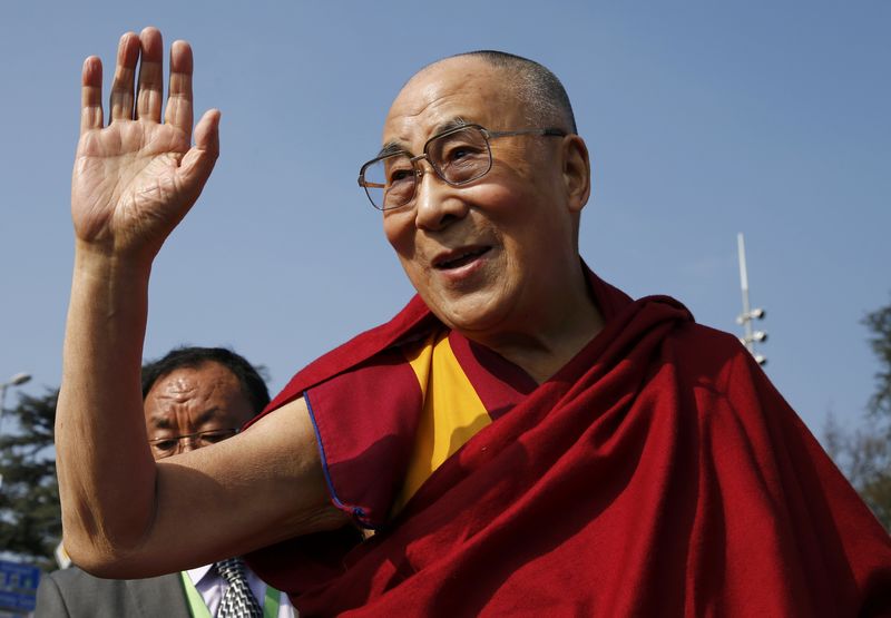 © Reuters. Tibetan spiritual leader the Dalai Lama waves to devotees outside the United Nations in Geneva