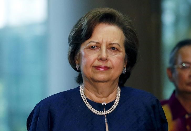 © Reuters. Malaysia's Bank Negara Governor Zeti Akhtar Aziz arrives at an event announcing revisions to the fiscal budget in Putrajaya, Malaysia