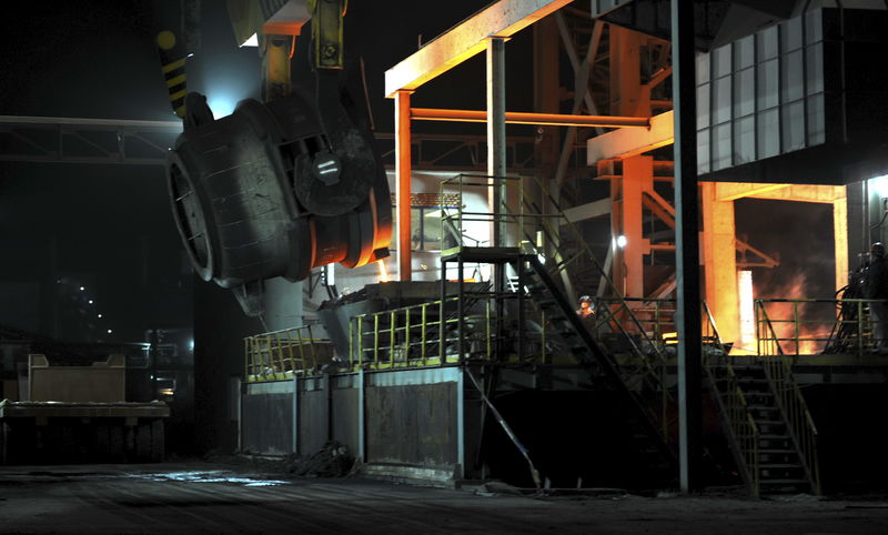 © Reuters. An employee works inside a steel factory in Kashgar, Xinjiang Uighur Autonomous Region, China