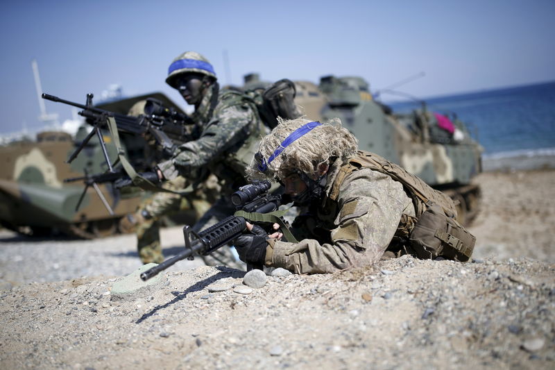 © Reuters. South Korean and U.S. Marines take part in a U.S.-South Korea joint landing operation drill in Pohang