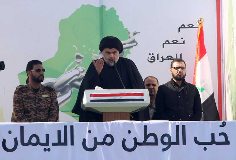 © Reuters. Prominent Iraqi Shi'ite cleric Moqtada al-Sadr speaks during a protest against corruption at Tahrir Square in Baghdad