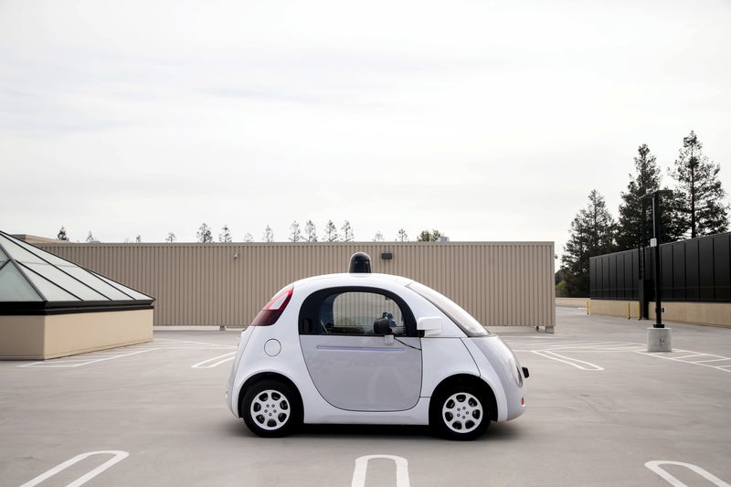 © Reuters. A prototype of Google's own self-driving vehicle is seen during a media preview of Google's current autonomous vehicles in Mountain View, California