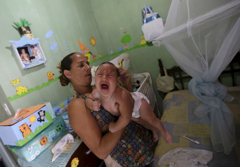 © Reuters. Madres brasileñas crían solas a bebés con microcefalia
