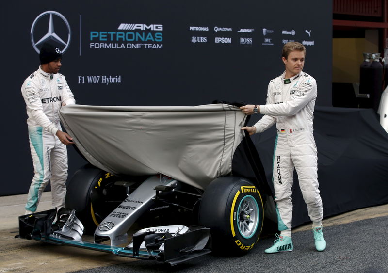 © Reuters. Vettel y Rosberg pretenden poner fin a la carrera de Hamilton