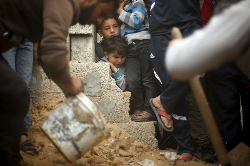 © Reuters. Dos hermanos palestinos mueren en Gaza tras ataque aéreo israelí de represalia