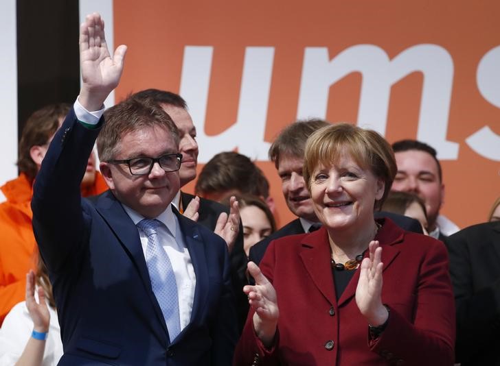 © Reuters. Merkel defiende su política de refugiados en cierre campaña electoral