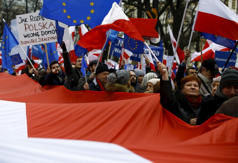 © Reuters. Miles de polacos se manifiestan contra el gobierno en Varsovia 