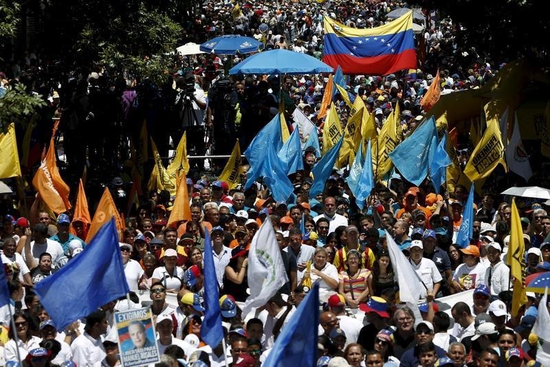 © Reuters. Opositores al Gobierno de Venezuela marchan en Caracas.