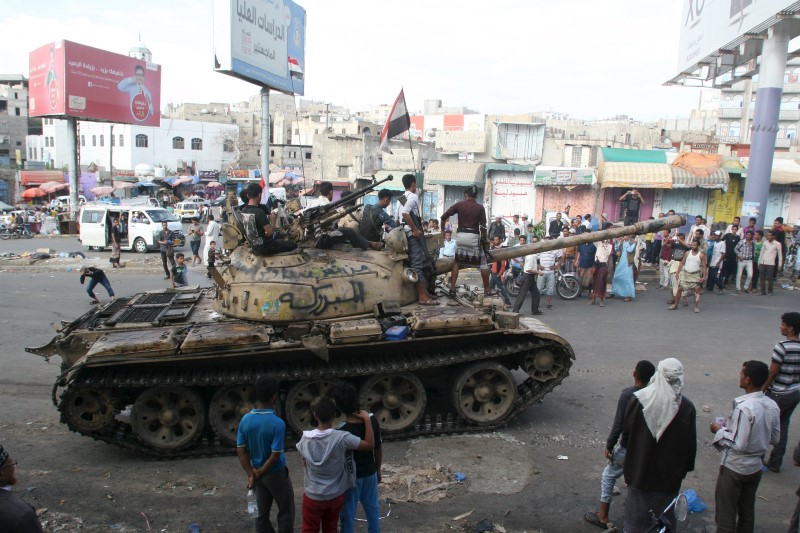 © Reuters. En la imagen, combatientes leales al gobierno conducen un tanque en el vecindario de Bir Basha tras retomar el área que estaba en manos de combatientes Houthi en Taiz, Yemen. 