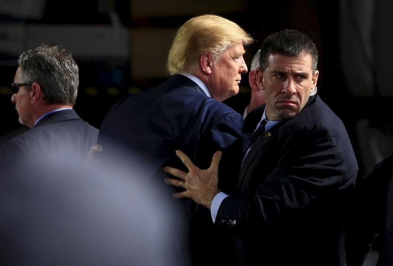 © Reuters. Agentes del Servicio Secreto de Estados Unidos rodean al precandidato presidencial republicano Donald Trump en un acto en el aeropuerto internacional de Dayton en Ohio