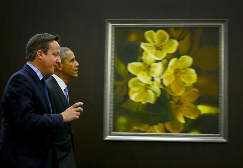 © Reuters. En la imagen de archivo, el presidente de Estados Unidos Barack Obama conversa con el primer ministro británico David Cameron en un encuentro del G20 en Antalya en Turquía