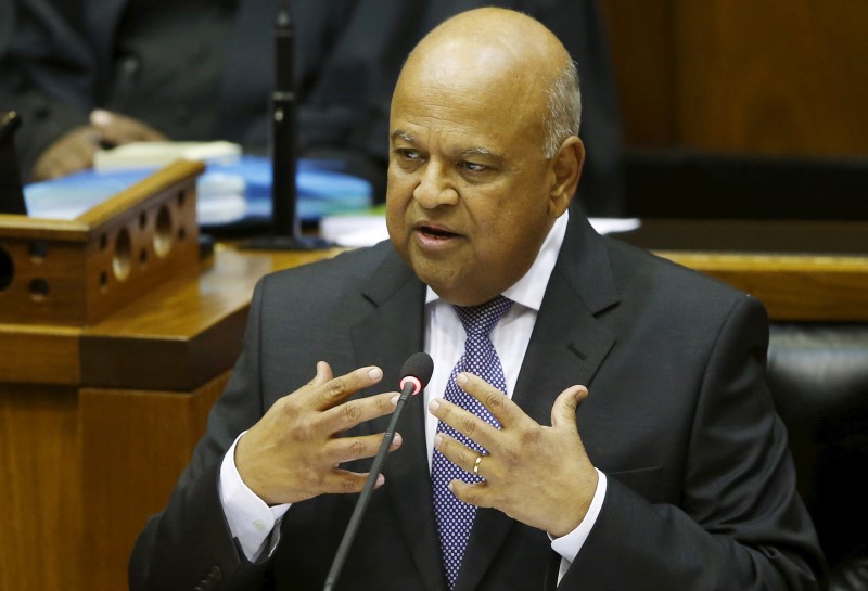 © Reuters. South African Finance Minister Pravin Gordhan delivers his 2016 Budget speech to parliament in Cape Town