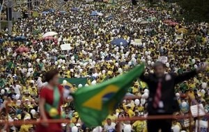 © Reuters. Brasileños vuelven a las calles para pedir renuncia de presidenta Rousseff
