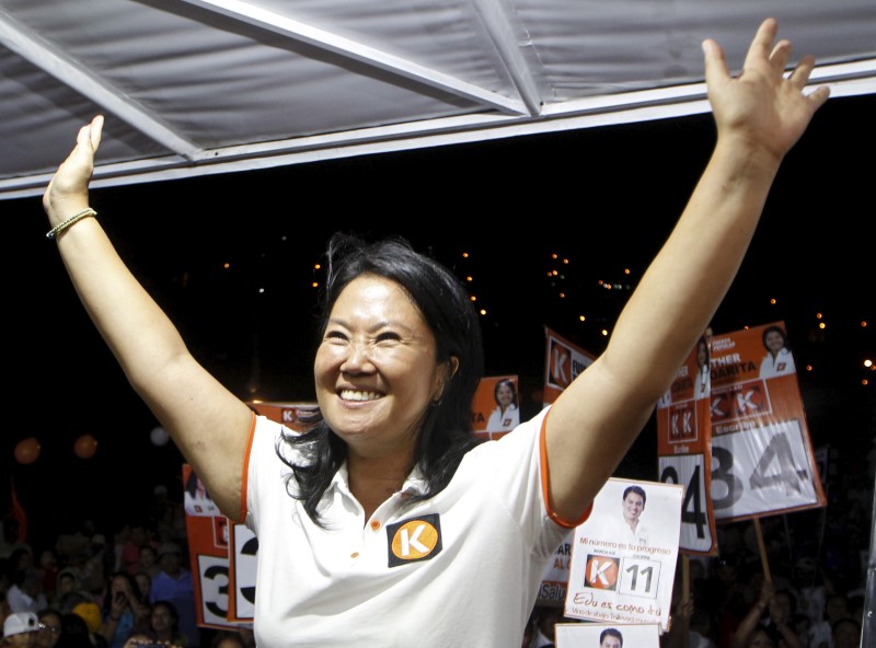 © Reuters. Fujimori sigue como favorita y ex ministro Kuczynski avanza en nuevo mapa de elección presidencial en Perú