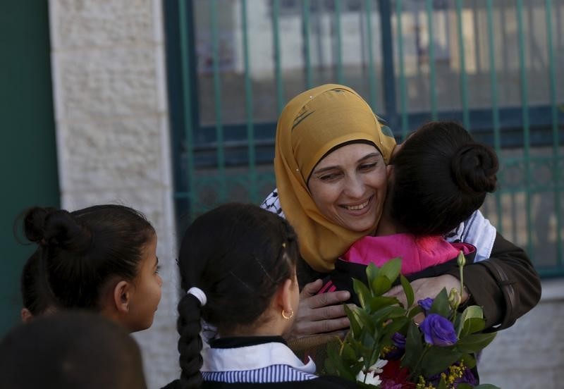 © Reuters. الفلسطينية حنان الحروب تفوز بجائزة أفضل معلم في العالم