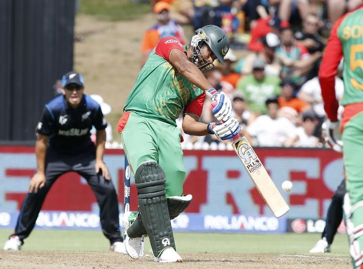 © Reuters. Bangladesh's Iqbal lines up a shot during their Cricket World Cup match against New Zealand in Hamilton