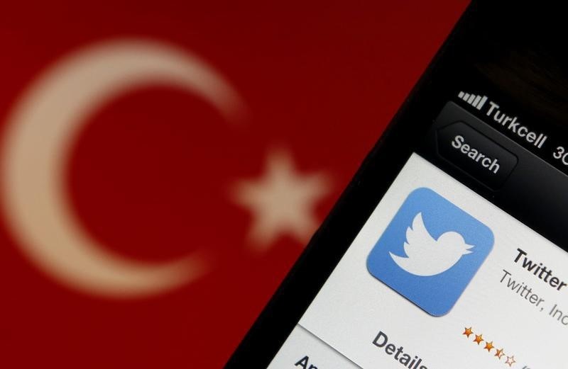 © Reuters. محكمة تركية تحجب مواقع فيسبوك وتويتر بعد نشر صور تفجير أنقرة