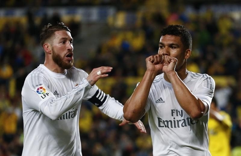 © Reuters. El Madrid mantiene la lucha en la liga tras un sufrido triunfo