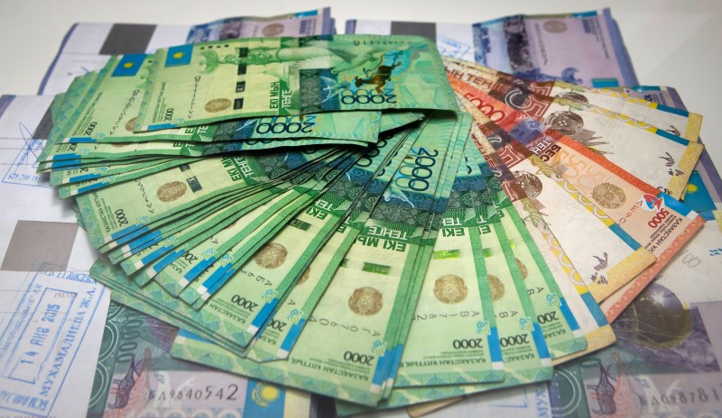 © Reuters. Купюры валюты тенге в отделении Евразийского банка в Алма-Ате