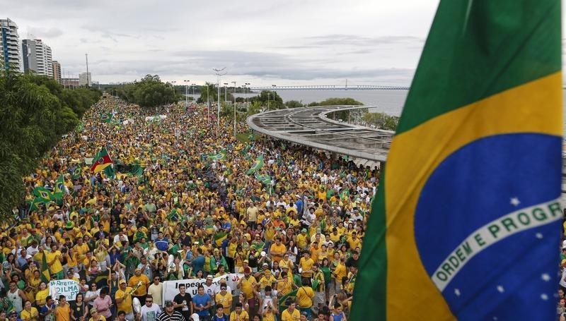 © Reuters. Grandes protestas en Brasil siembran dudas sobre el futuro de Rousseff