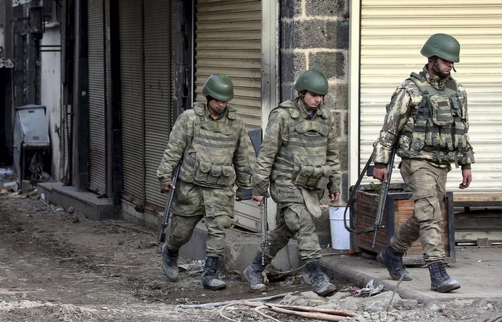 © Reuters. تركيا تفرض حظر تجول جديد لاستهداف المسلحين الأكراد بجنوب شرق البلاد