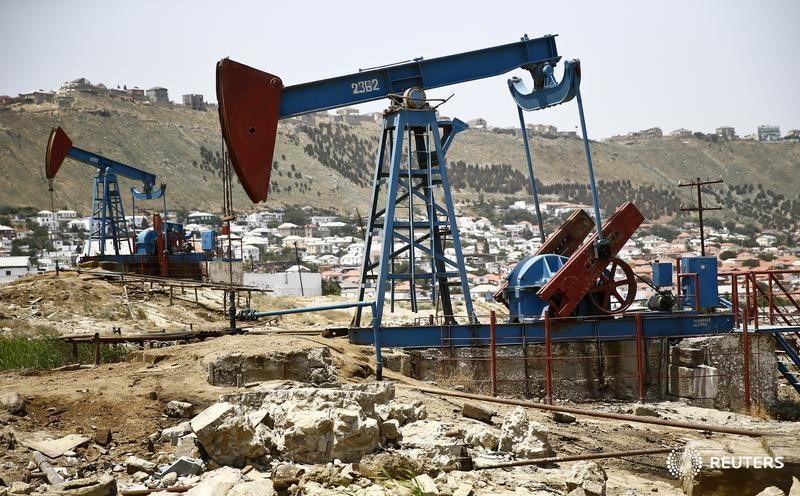 © Reuters. Oil pumps are pictured on a sunny day in Baku