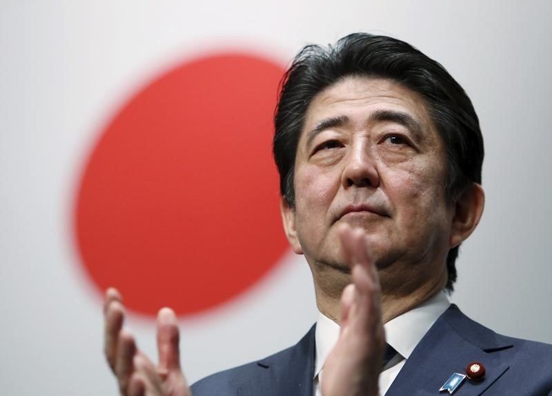 © Reuters. Japan's Prime Minister Abe claps his hands during the ruling Liberal Democratic Party annual convention in Tokyo