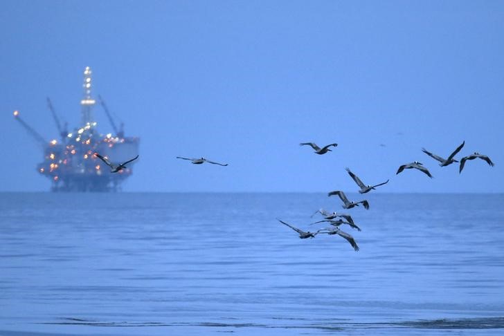 © Reuters. Нефтяная платформа у берегов Калифорнии
