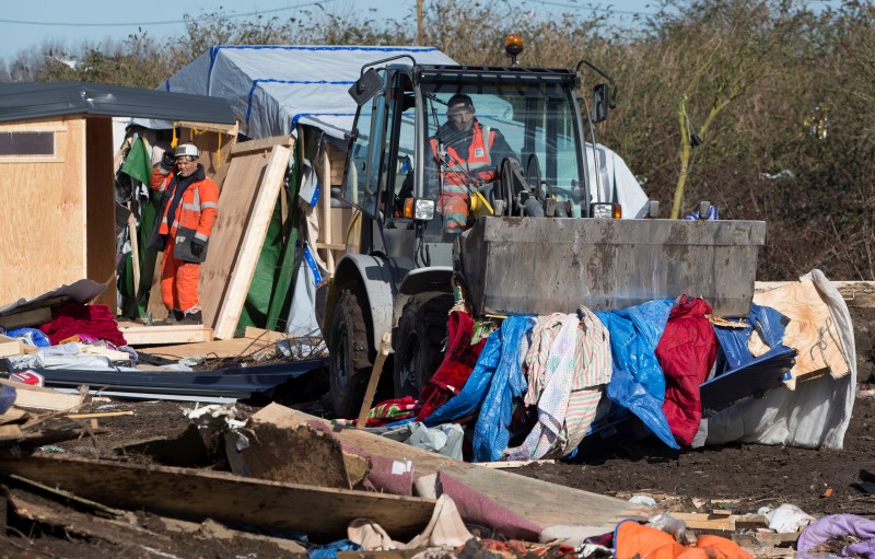 © Reuters. L'ÉVACUATION DE LA PARTIE SUD DE LA JUNGLE DE CALAIS PRESQUE TERMINÉE