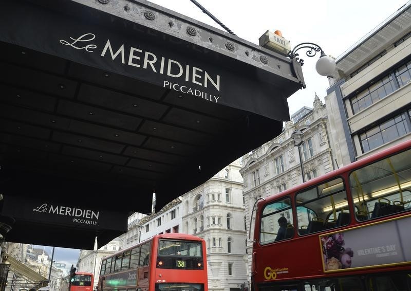 © Reuters. London buses pass 'Le Meridien Piccadilly' hotel in Leicester Square in central London