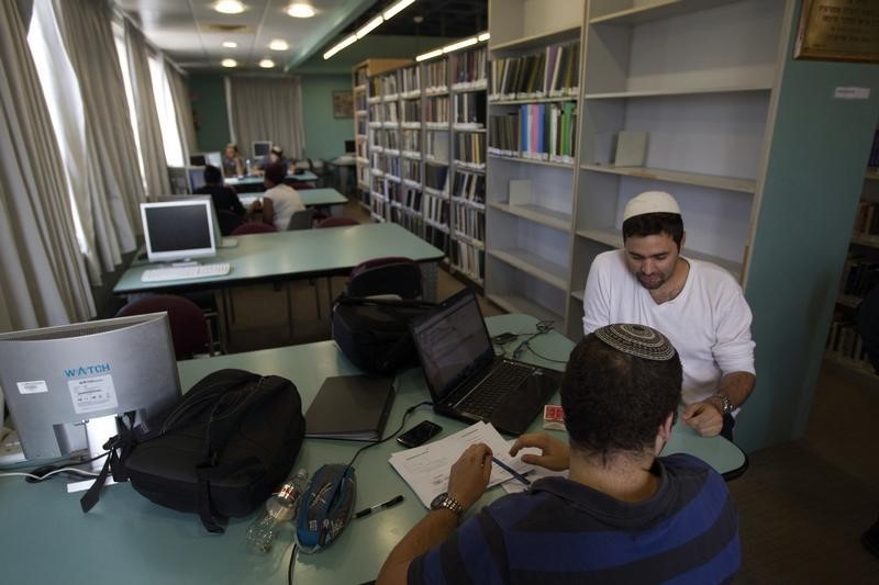 © Reuters. أكاديمي إسرائيلي يدعو "لمقاطعة من الداخل" لمعهد مقام في مستوطنة