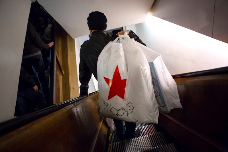 © Reuters. File photo of shoppers riding the escalator at Macy's Herald Square in New York