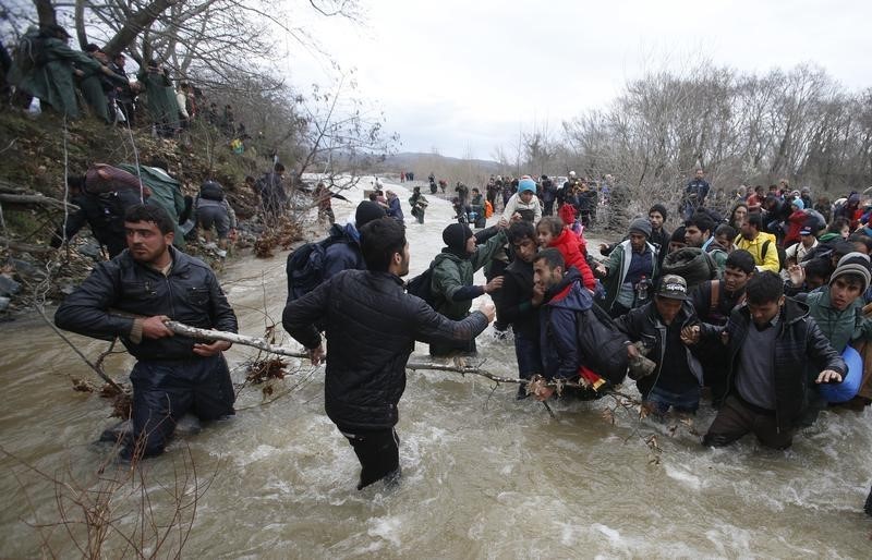 © Reuters. الشرطة المقدونية: سنعيد المهاجرين إلى اليونان
