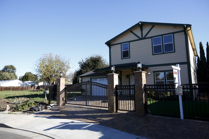 © Reuters. A home for sale is seen next to a vacant lot in East Palo Alto, California