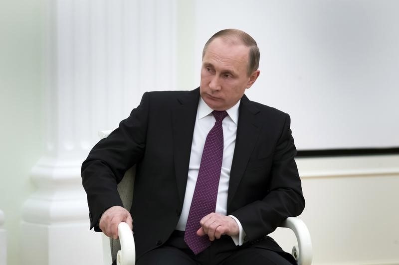 © Reuters. بوتين يأمر ببدء سحب القوة العسكرية الروسية في سوريا