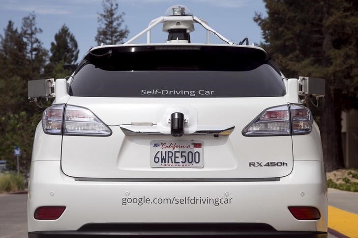 © Reuters. Utilitário Lexus na Califórnia equipado com sensores do Google para carros autônomos.