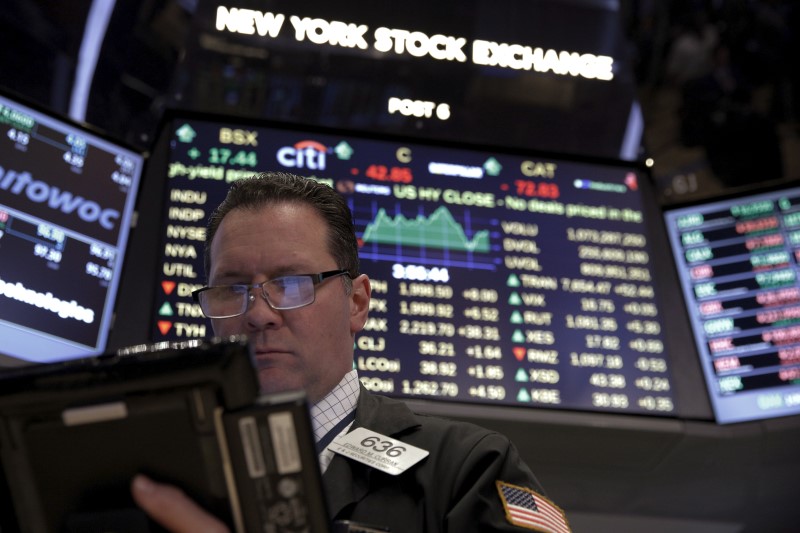 © Reuters. Traders work on the floor of the New York Stock Exchange