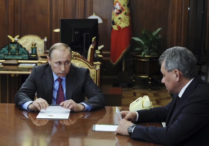 © Reuters. Putin se reúne com ministro da Defesa, Sergei Shoigu, no Kremlin 